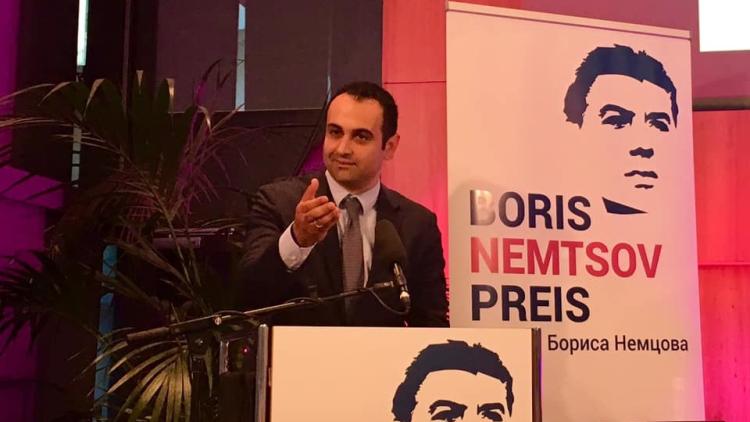 Bijan Djir-Sarai während der Laudatio auf die Preisträgerin